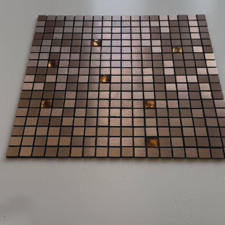 Video laden: TOP! Selbstklebende Fliese aus echtem Aluminium mit Glaseinsätzen, 30x30cm (3mm dick), in der Farbe Kupfer.
