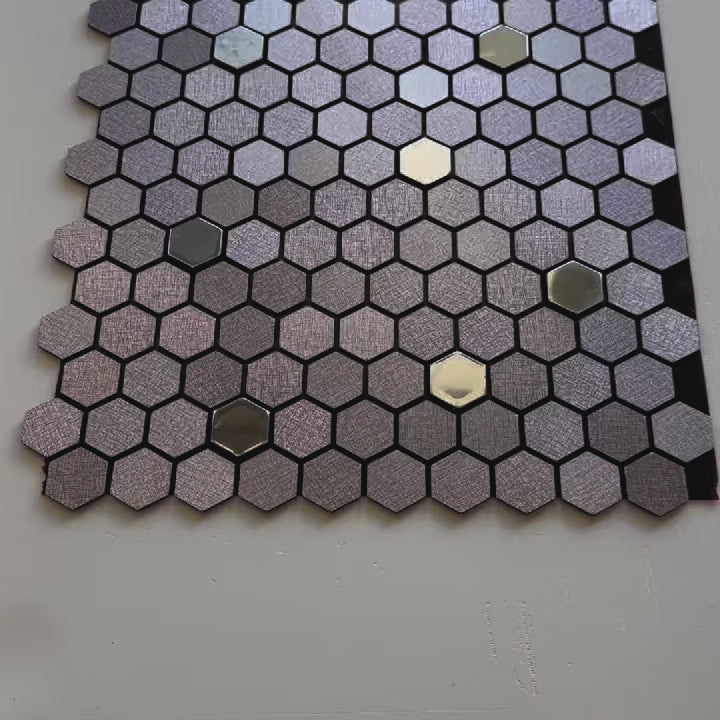 Charger la vidéo : TOP ! Carreau auto-adhésif en véritable aluminium sérigraphié avec inserts en acier, 30x30cm (3mm d'épaisseur), en VIOLET.
