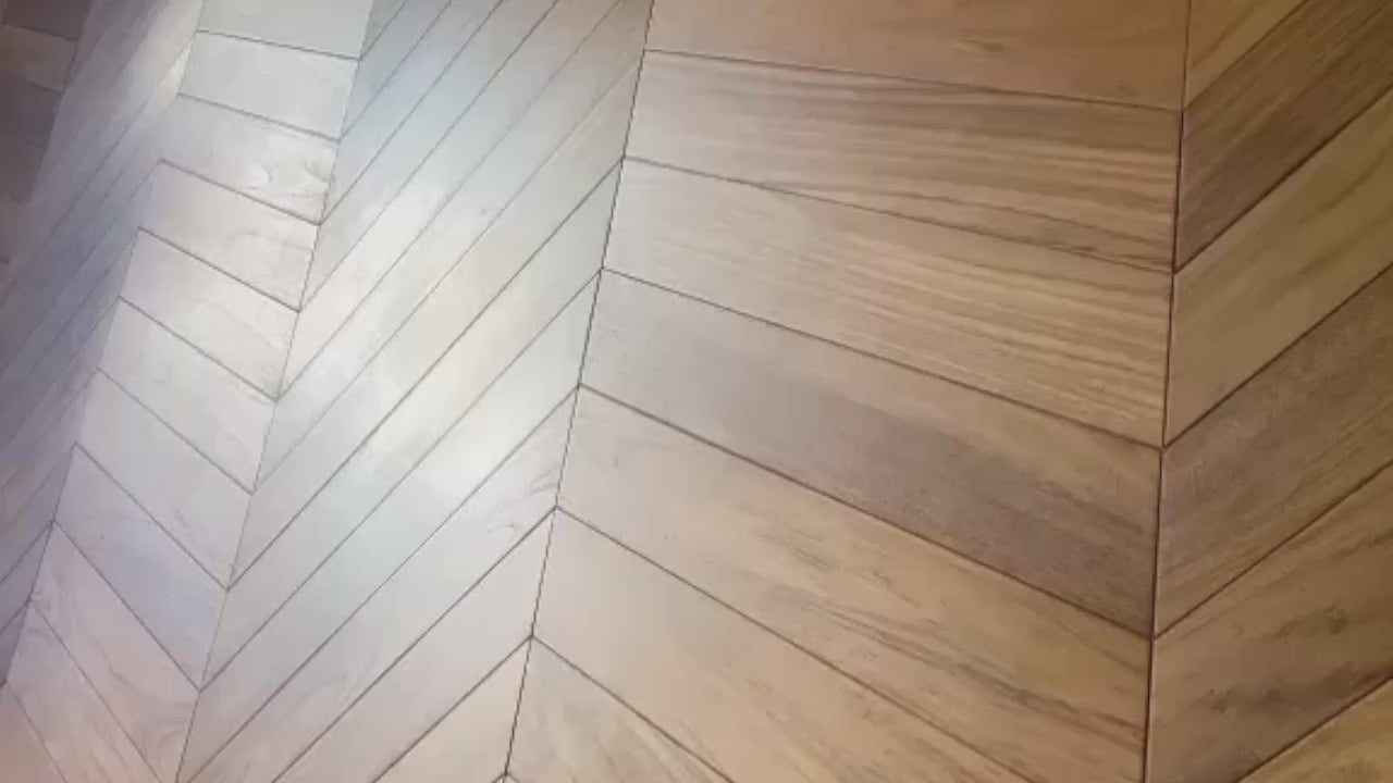 Carica video: Parquet prefinito massello (due strati in teak) Teak Asia Spina ungherese vern. effetto olio, bisellato 10x70x450