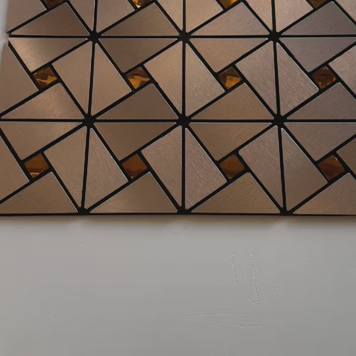 Carica video: TOP! Piastrella autoadesiva in vero alluminio satinato con inserti in vetro 30x30cm (sp. 3mm) color Rame