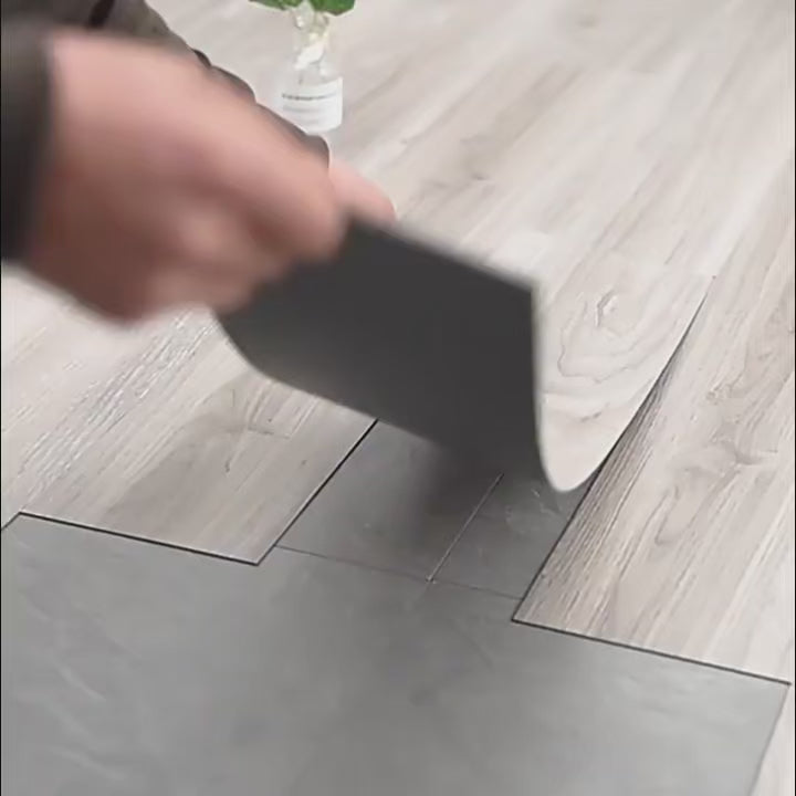 Video laden: 1 m² selbstklebender LVT-Bodenbelag EICHE HELL 914 x 152 mm (2 mm Dicke), feuerfest, hydrophob. EWIGE PARKETT