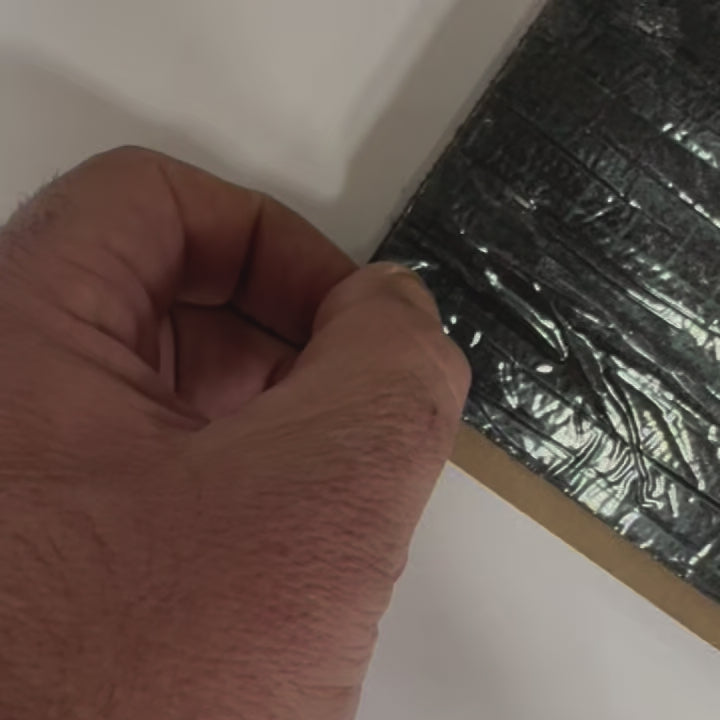 Carica video: Pannello ACUSTICO (1,74mq) a Lamelli AUTOADESIVO rivestito in VERO LEGNO + feltro + fibra di legno  - mis. 12x600x2900mm NOCE