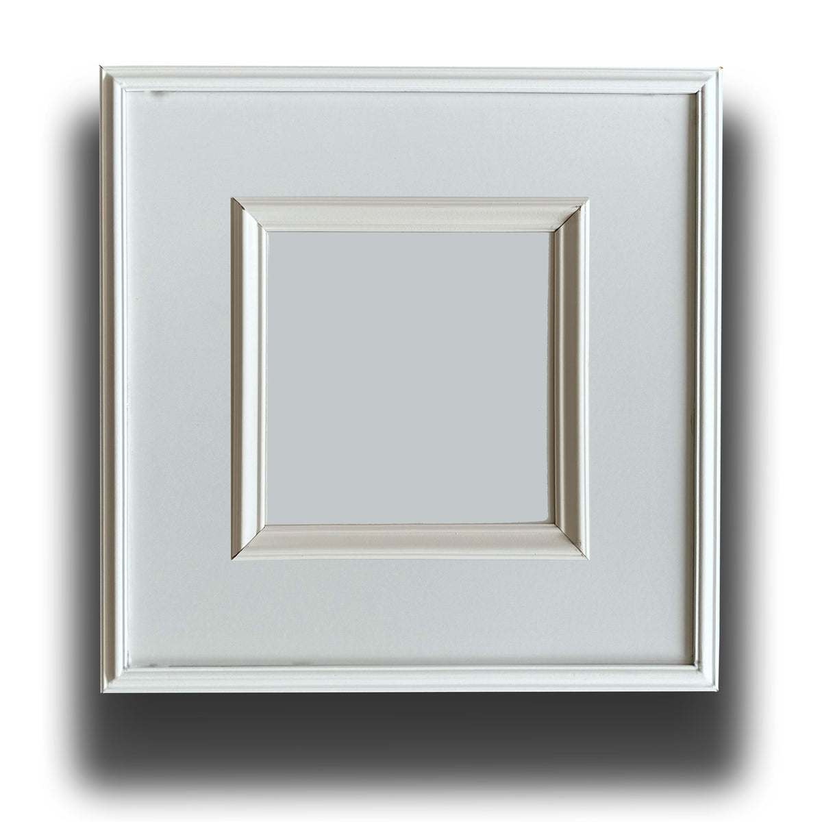 Profilo Bugna per Boiserie in Legno Massello di Ayous Bianco Laccato 30x18 mm con Gola 4x6 mm – Barra da 2,25 m