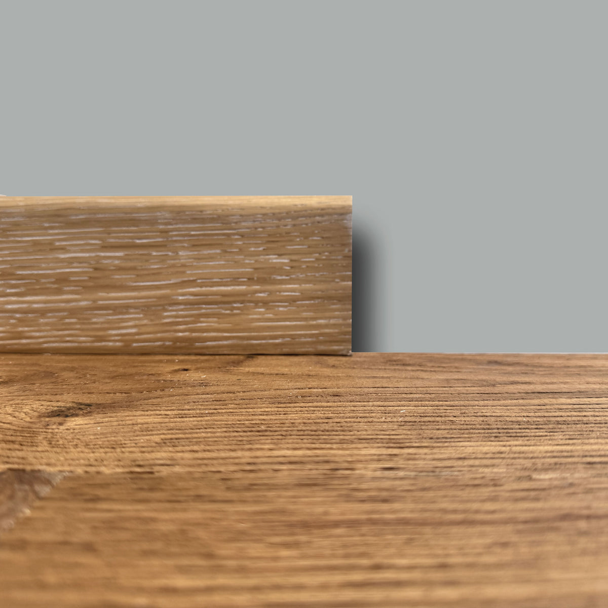 €1,69ml  ** FUORI TUTTO ** Lotti da 72ml di Battiscopa in legno multistrato impiall. ROVERE DECAPATO  82x13mm - Eternal Parquet