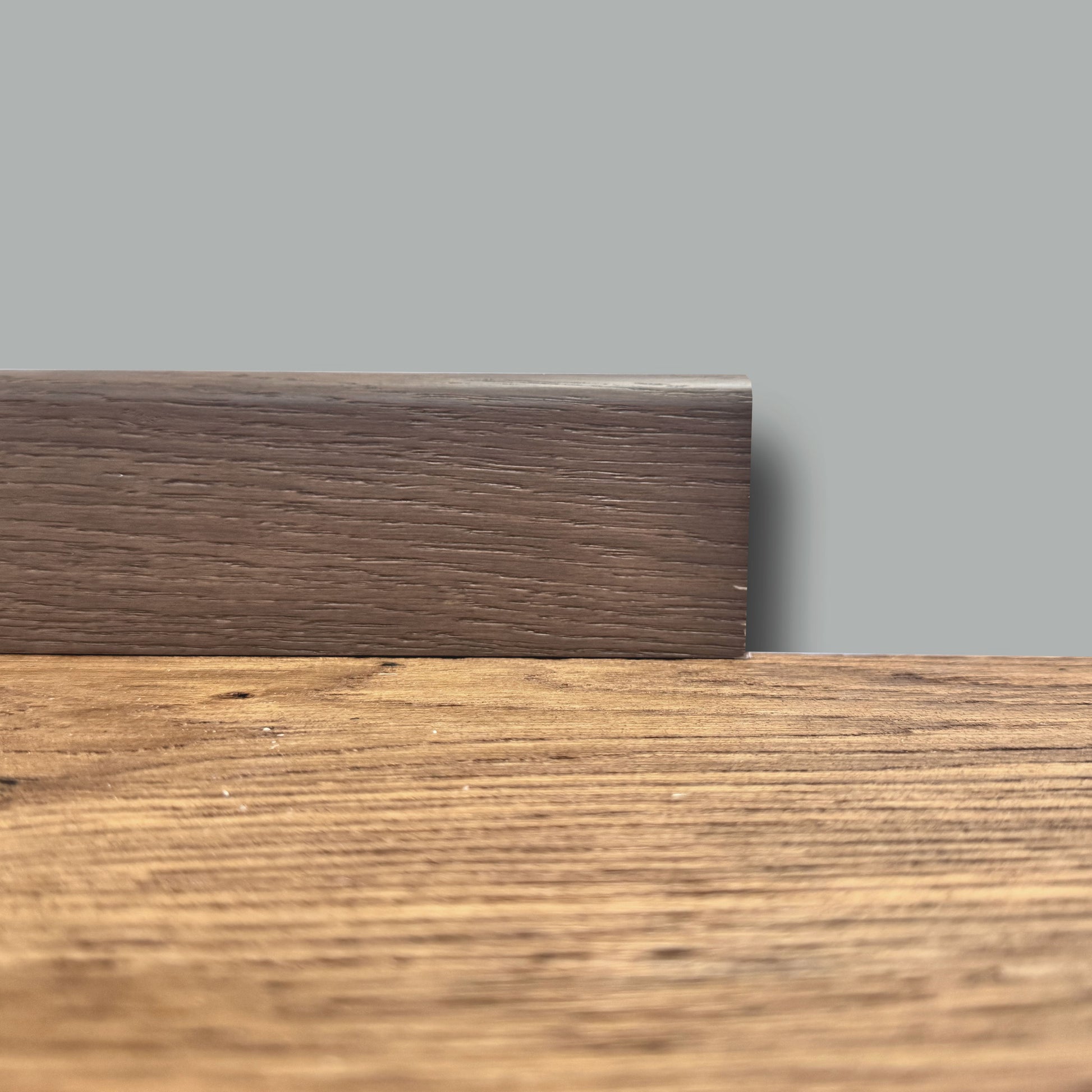 €1,49ml  ** FUORI TUTTO ** Lotti da 100ml di Battiscopa in legno multistrato impiall. ROVERE ROCCIA 70X10mm - Eternal Parquet