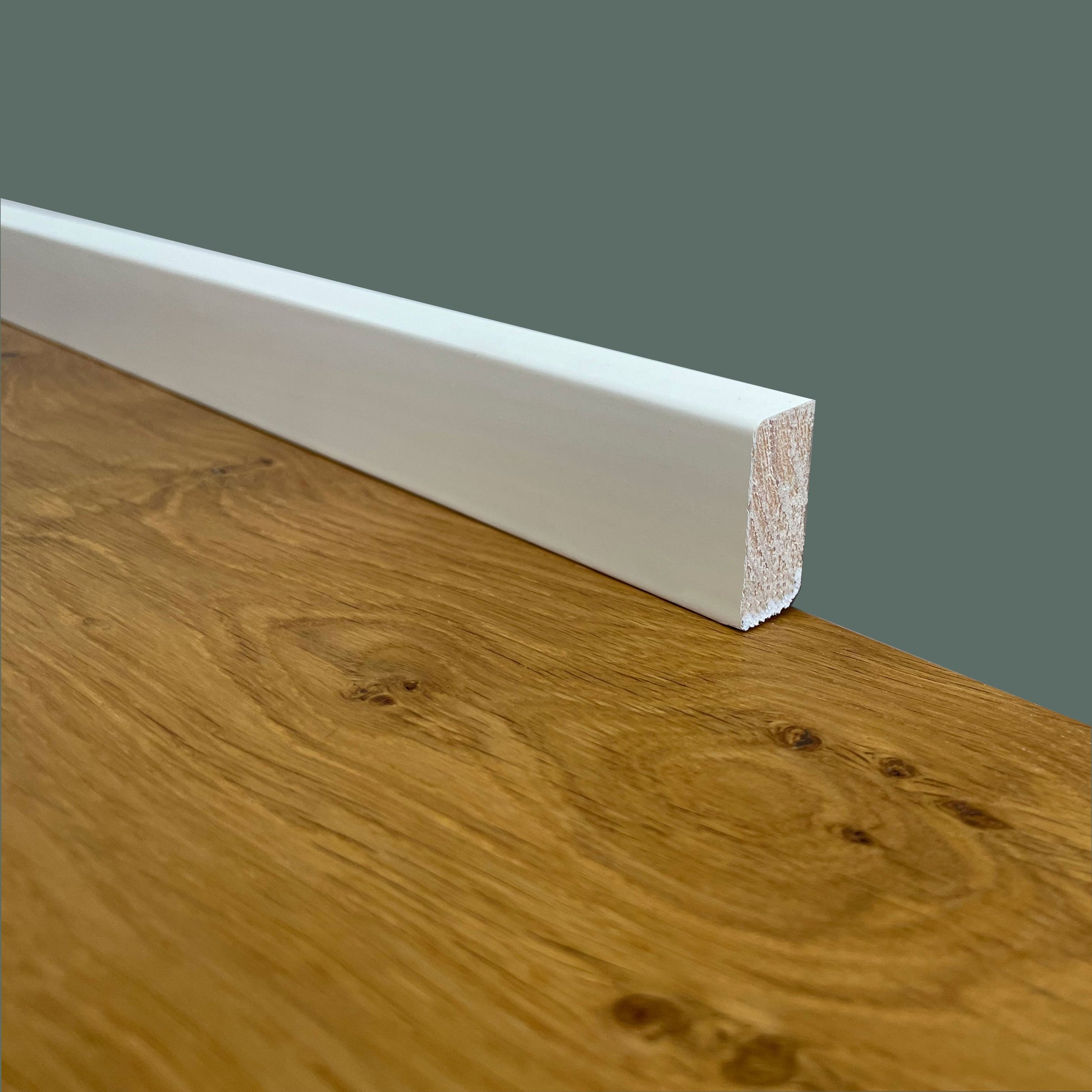 100ml di Battiscopa PREMIUM in legno MASSELLO basso squadrato 33x14 laccato bianco - Eternal Parquet