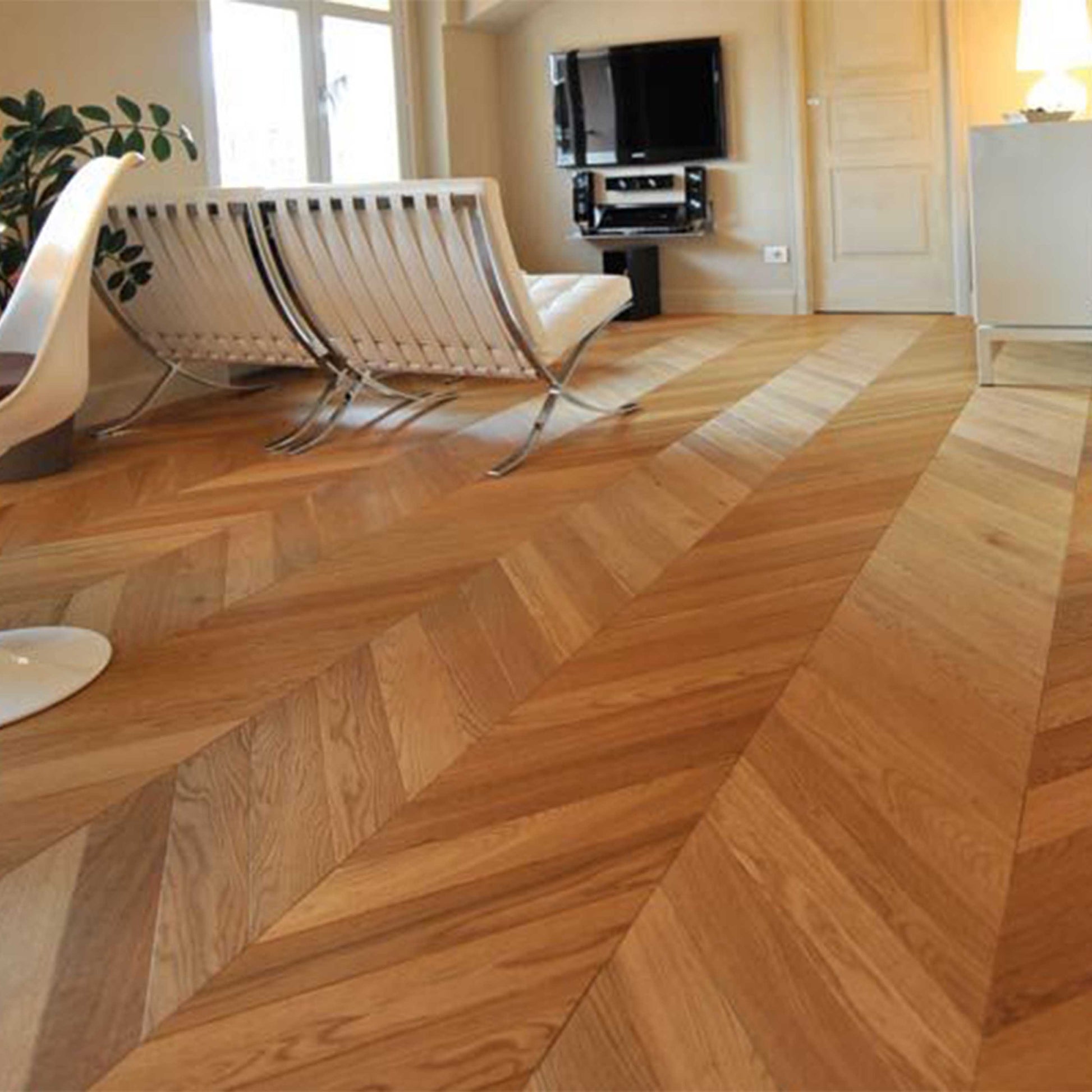 ***LOTTO*** 100mq di Parquet prefinito Teak Asia prima scelta Spina Francese (Chevron) verniciato spazzolato 14x90x600 - Eternal Parquet
