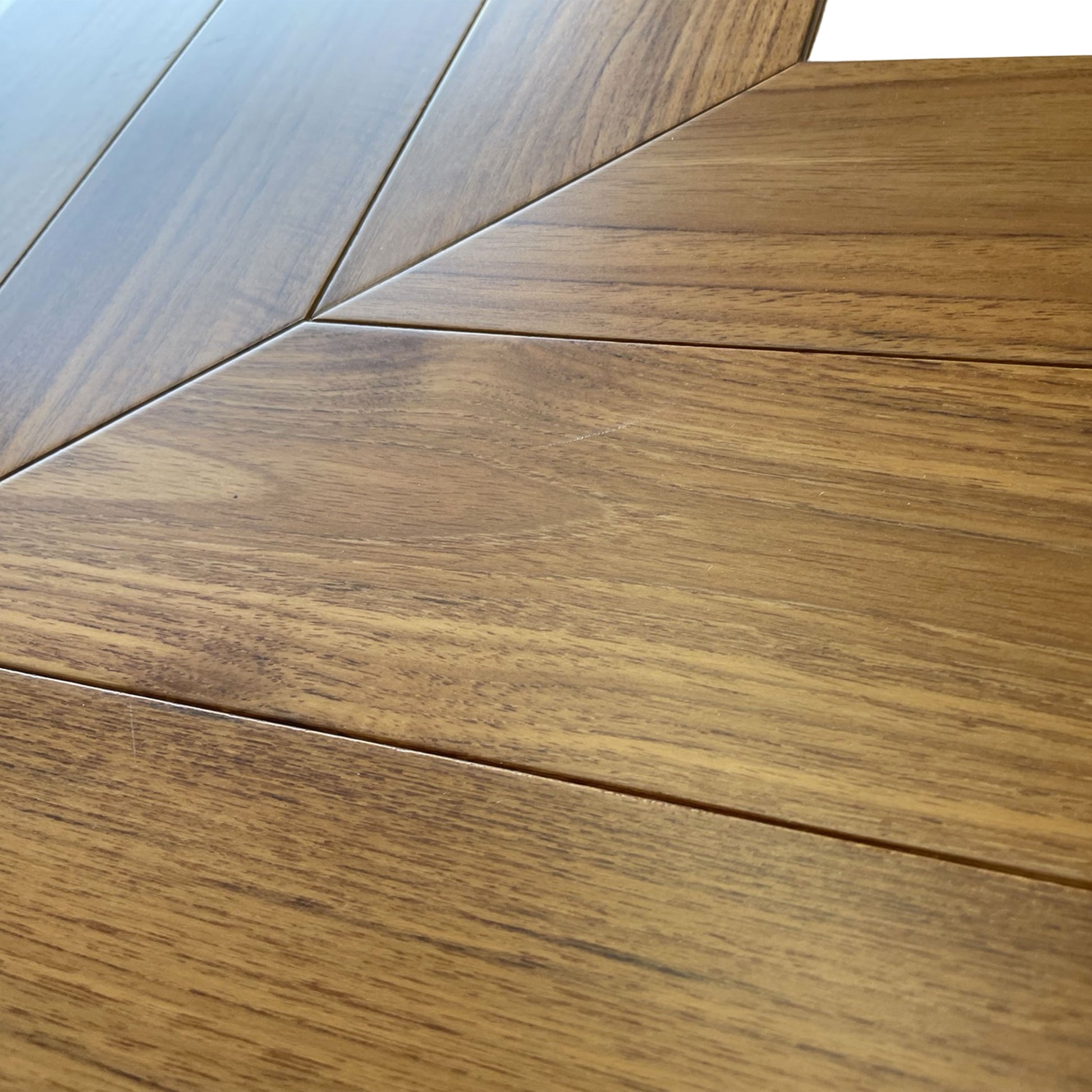 Parquet prefinito massiccio Teak Asia prima scelta Spina Francese (Chevron) vernice eco Satinata 10x90x510 - Eternal Parquet
