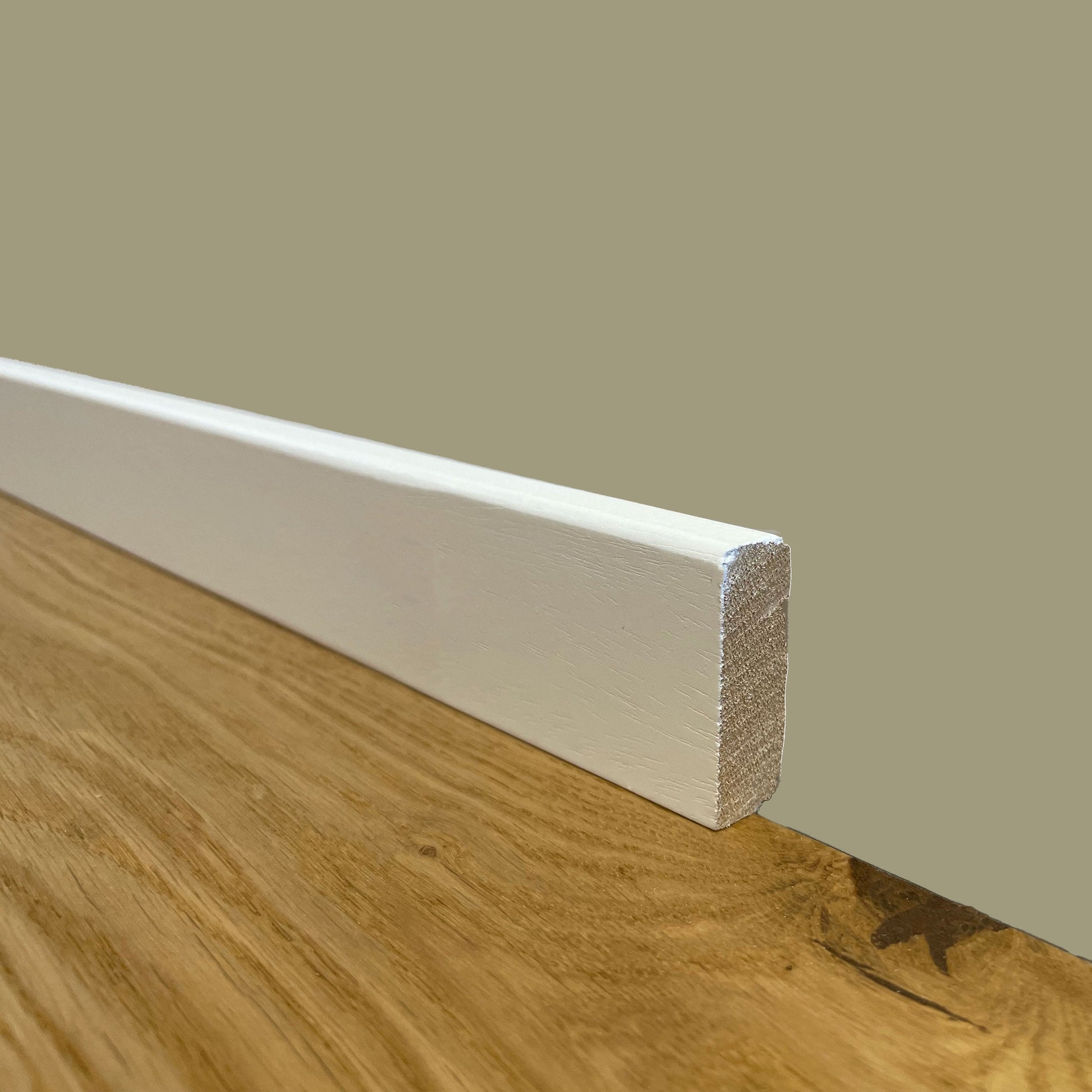 96ml di BATTISCOPA Squadrato BASSO laccato bianco in legno MASSELLO 40X13 (prezzo al ML) - Eternal Parquet