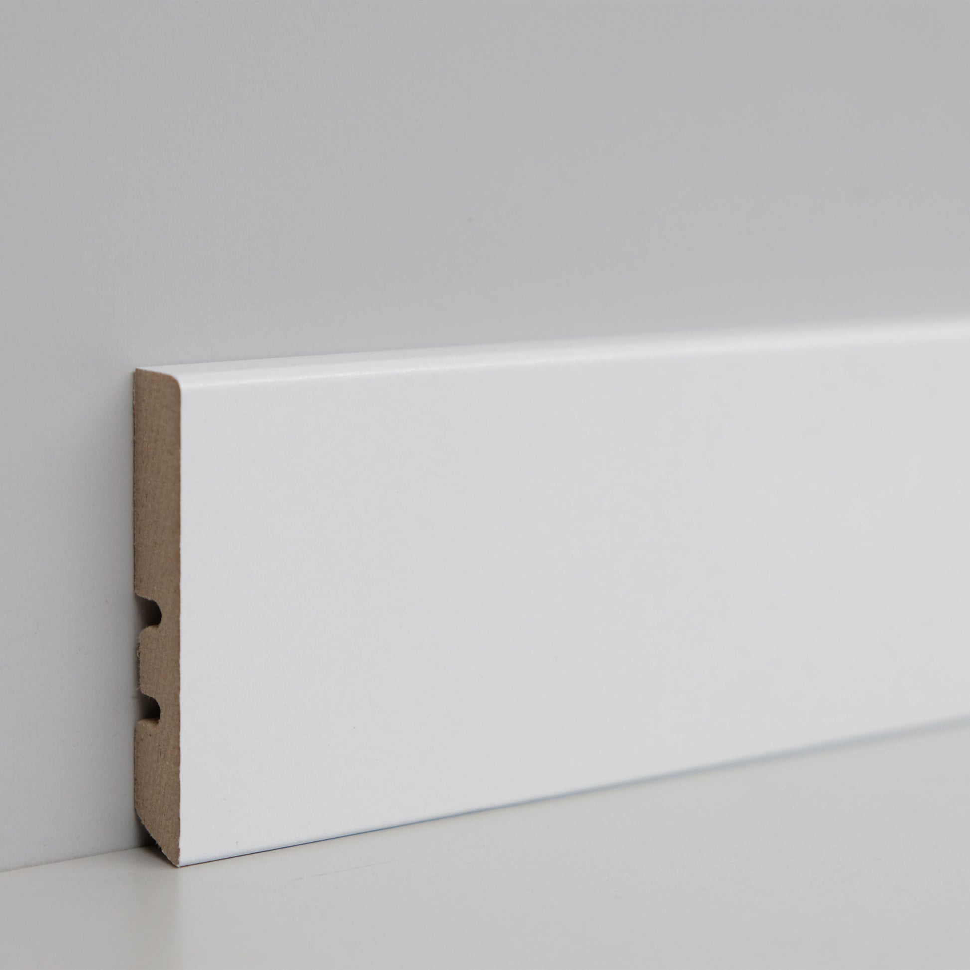BATTISCOPA ZOCCOLINO SQUADRATO BASSO in FIBRA DI LEGNO COMPATTA 10X56 BIANCO (PREZZO AL METRO LINEARE) - Eternal Parquet