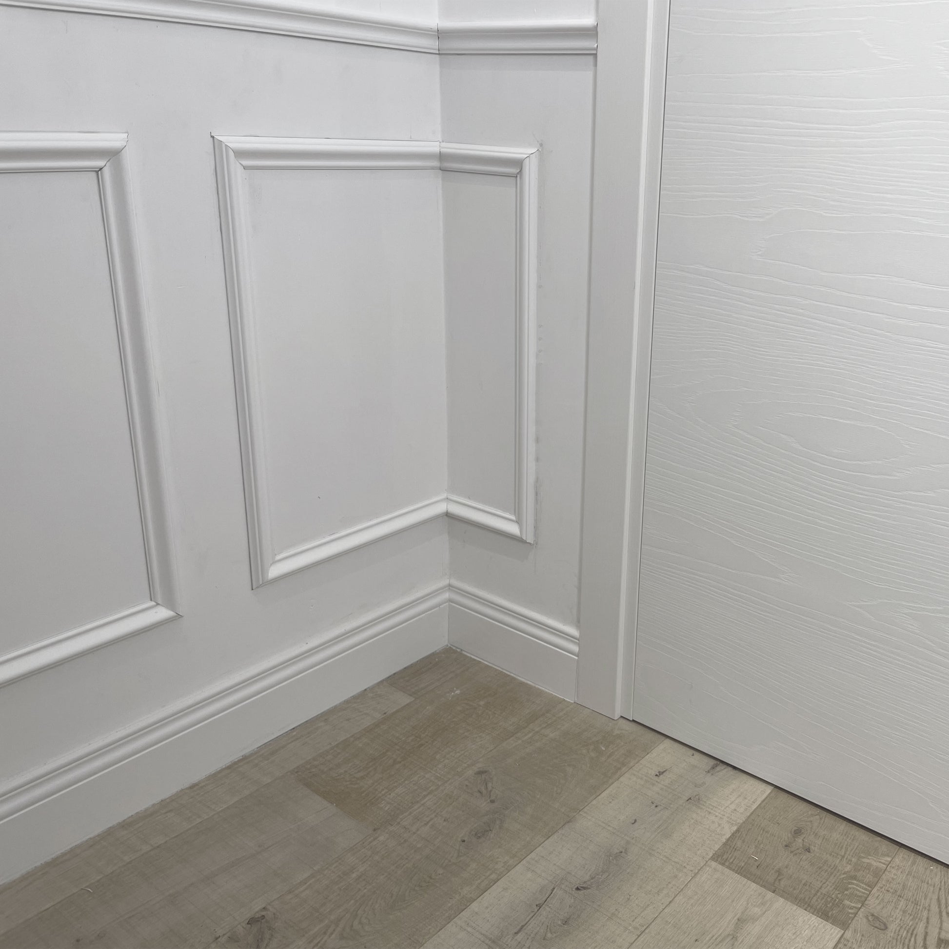 2 metri lineari di Boiserie in legno MASSICCIO di Ayous laccato bianco tutto incluso (200Lx100Hcm) - Eternal Parquet