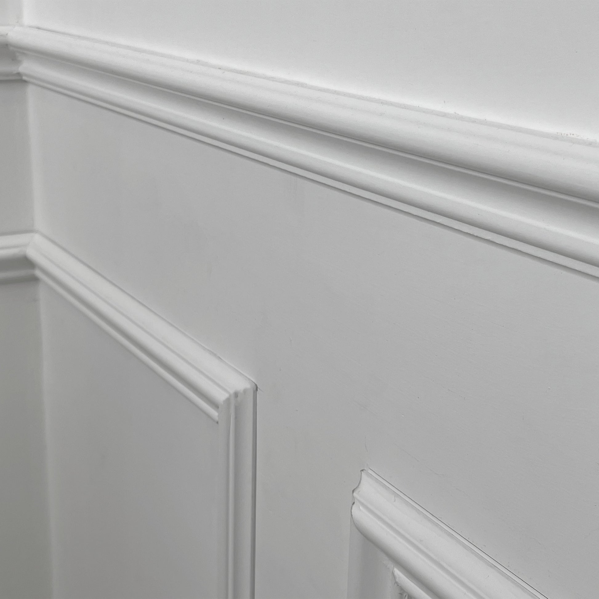 2 metri lineari di Boiserie in legno MASSICCIO di Ayous laccato bianco tutto incluso (200Lx100Hcm) - Eternal Parquet