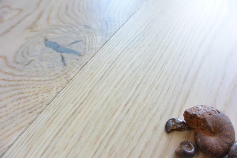 Maxilistone prefinito EKO SUBLIME PLANK mod.WINTER 139x14x2200 in rovere Sbiancato liscio verniciato eco con nodi stuccati e bisellatura 2 lati - Eternal Parquet