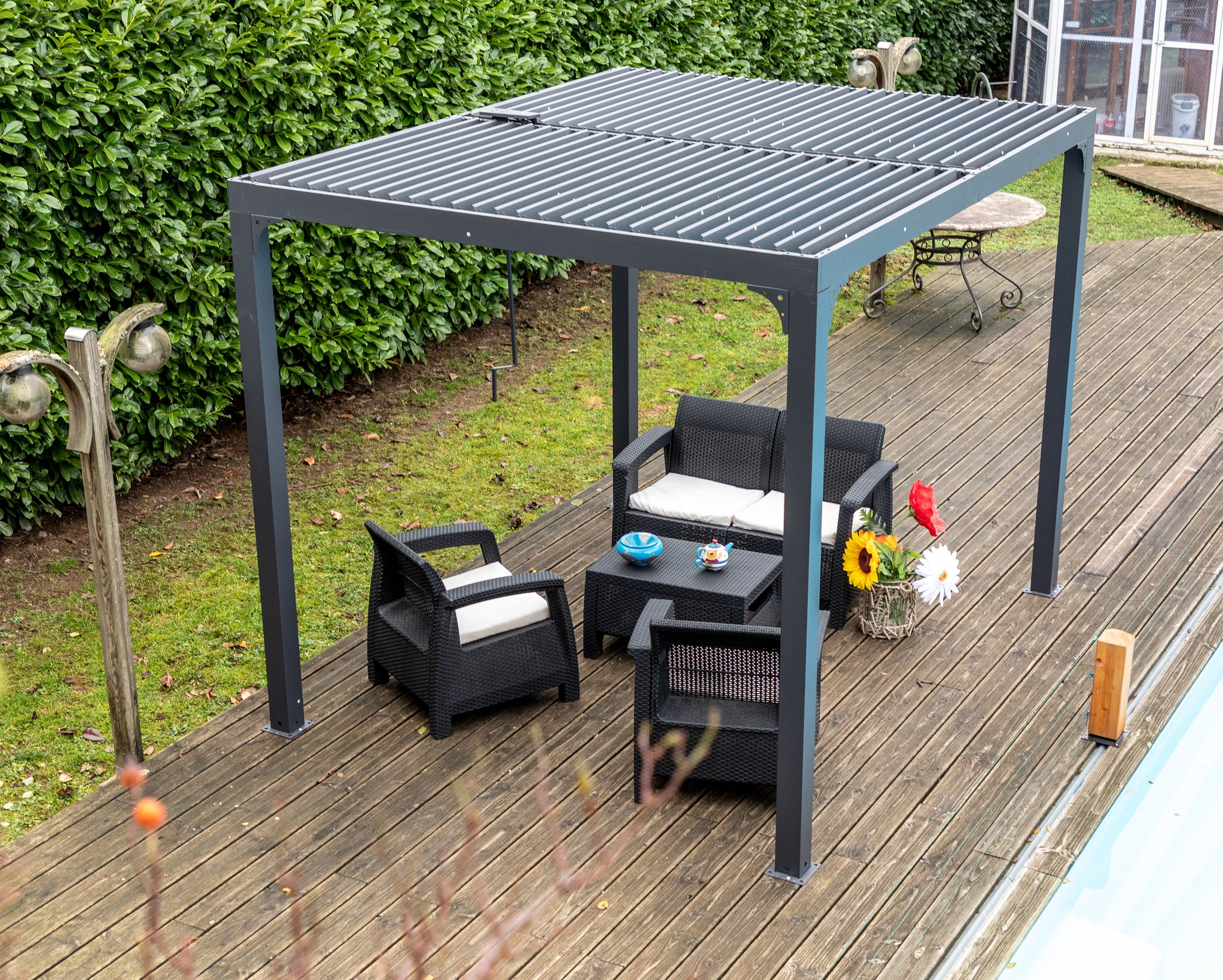 Pergola Bioclimatica In Alluminio Apertura Manuale Ripara Sole Pioggia 240x300cm - Eternal Parquet