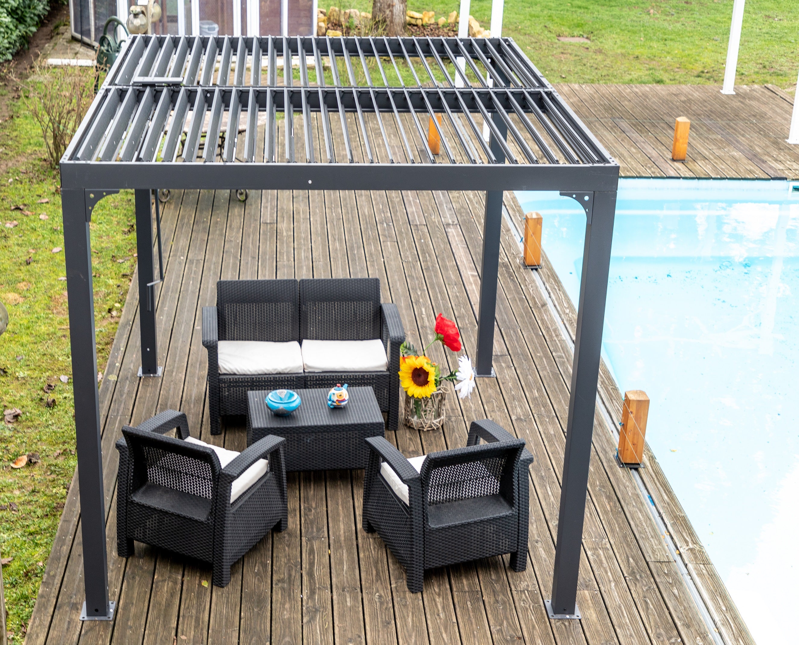 Pergola Bioclimatica In Alluminio Apertura Manuale Ripara Sole Pioggia 240x300cm - Eternal Parquet