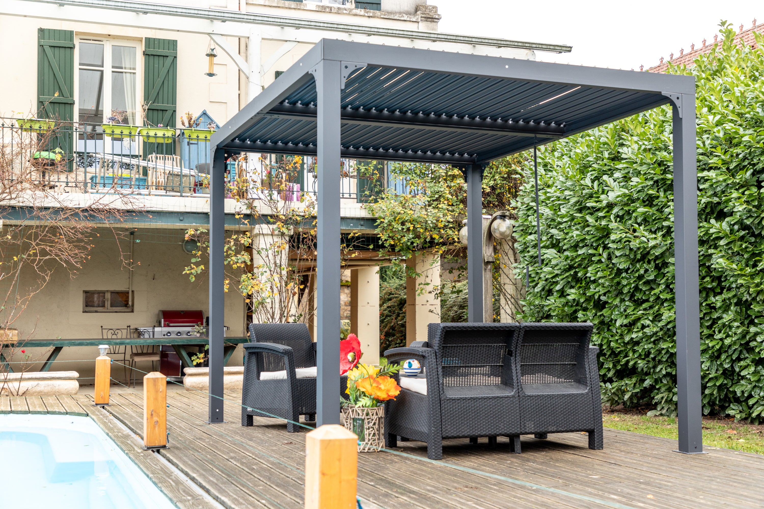 Pergola Bioclimatica In Alluminio Apertura Manuale Ripara Sole Pioggia 240x300cm - Eternal Parquet