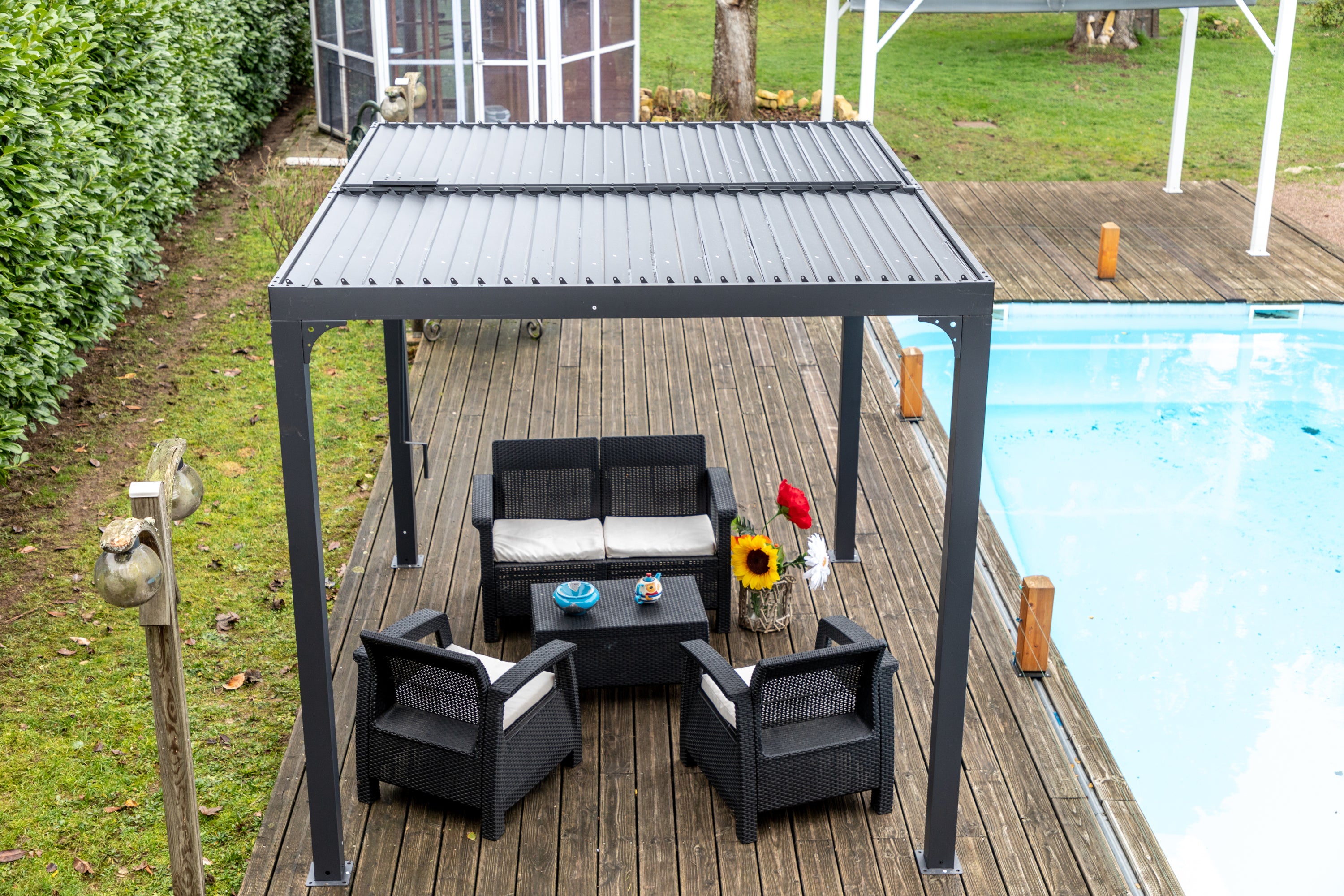 Pergola Bioclimatica In Alluminio Apertura Manuale Ripara Sole Pioggia 240x300cm - Eternal Parquet