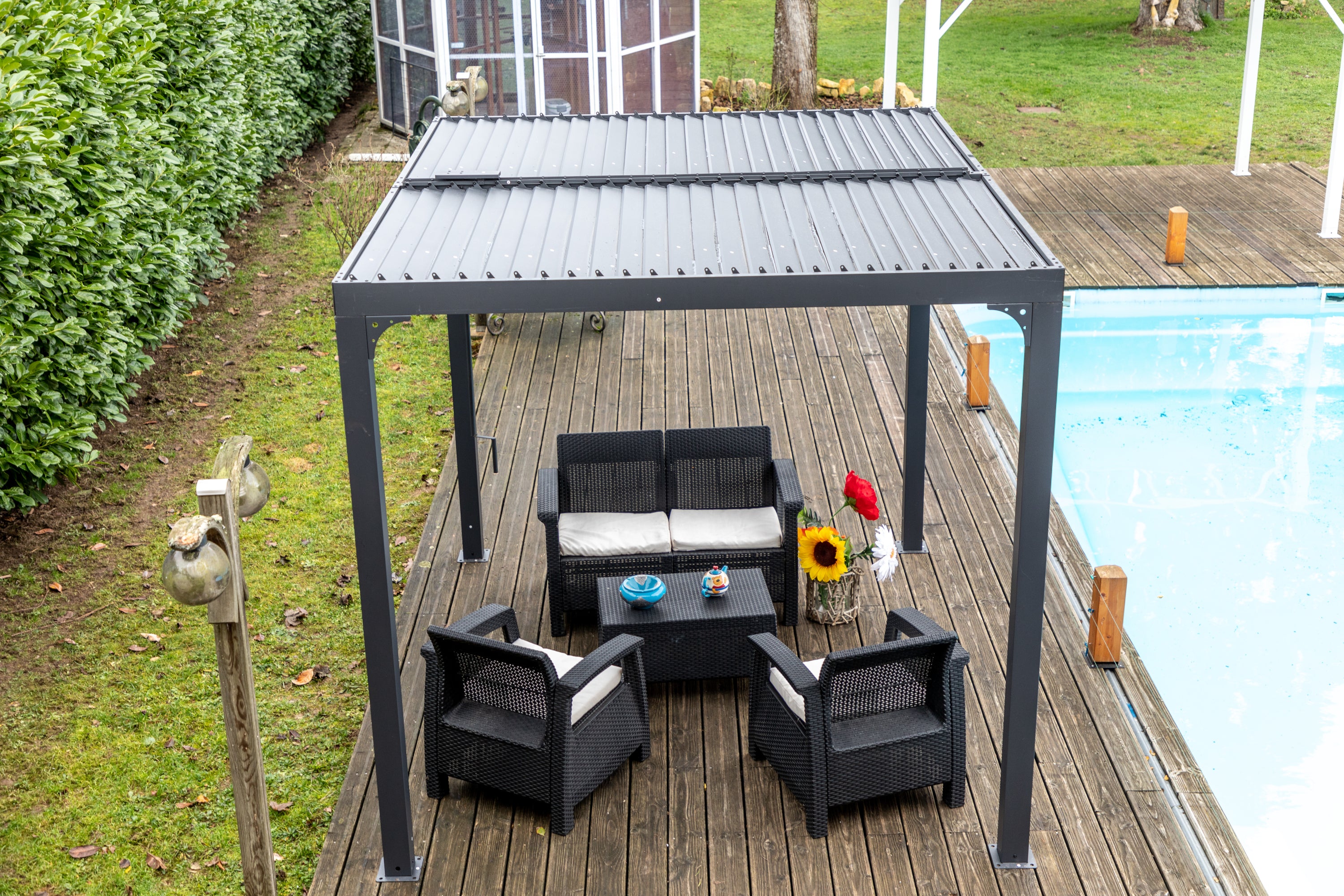 Pergola Bioclimatica In Alluminio Apertura Manuale Ripara Sole Pioggia 240x300cm - Eternal Parquet