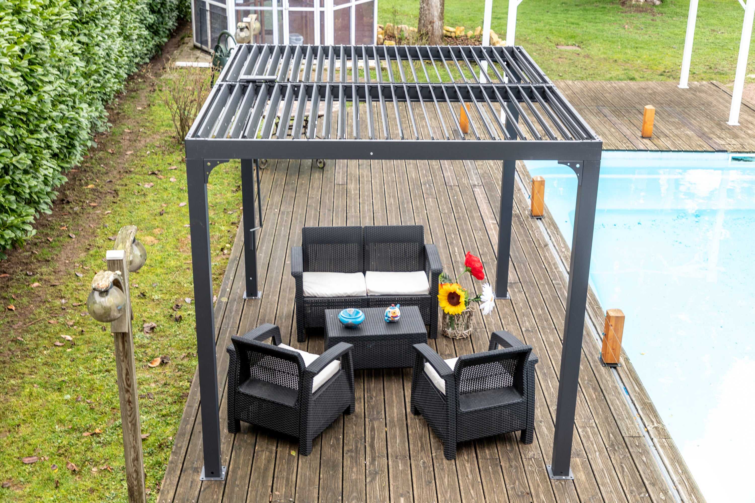 Pergola Bioclimatica In Alluminio Apertura Manuale Ripara Sole Pioggia 240x300cm - Eternal Parquet