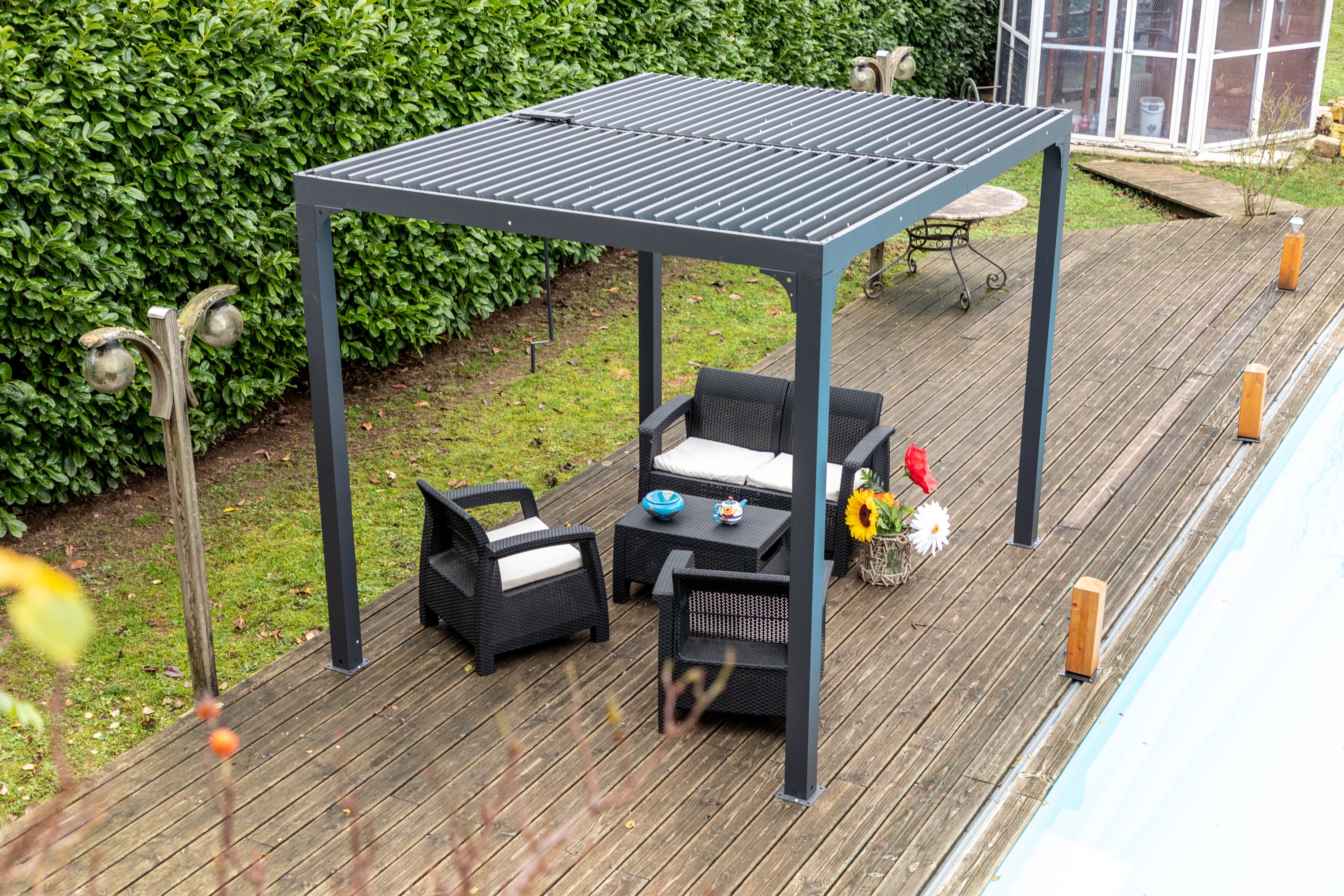 Pergola Bioclimatica In Alluminio Apertura Manuale Ripara Sole Pioggia 240x300cm - Eternal Parquet