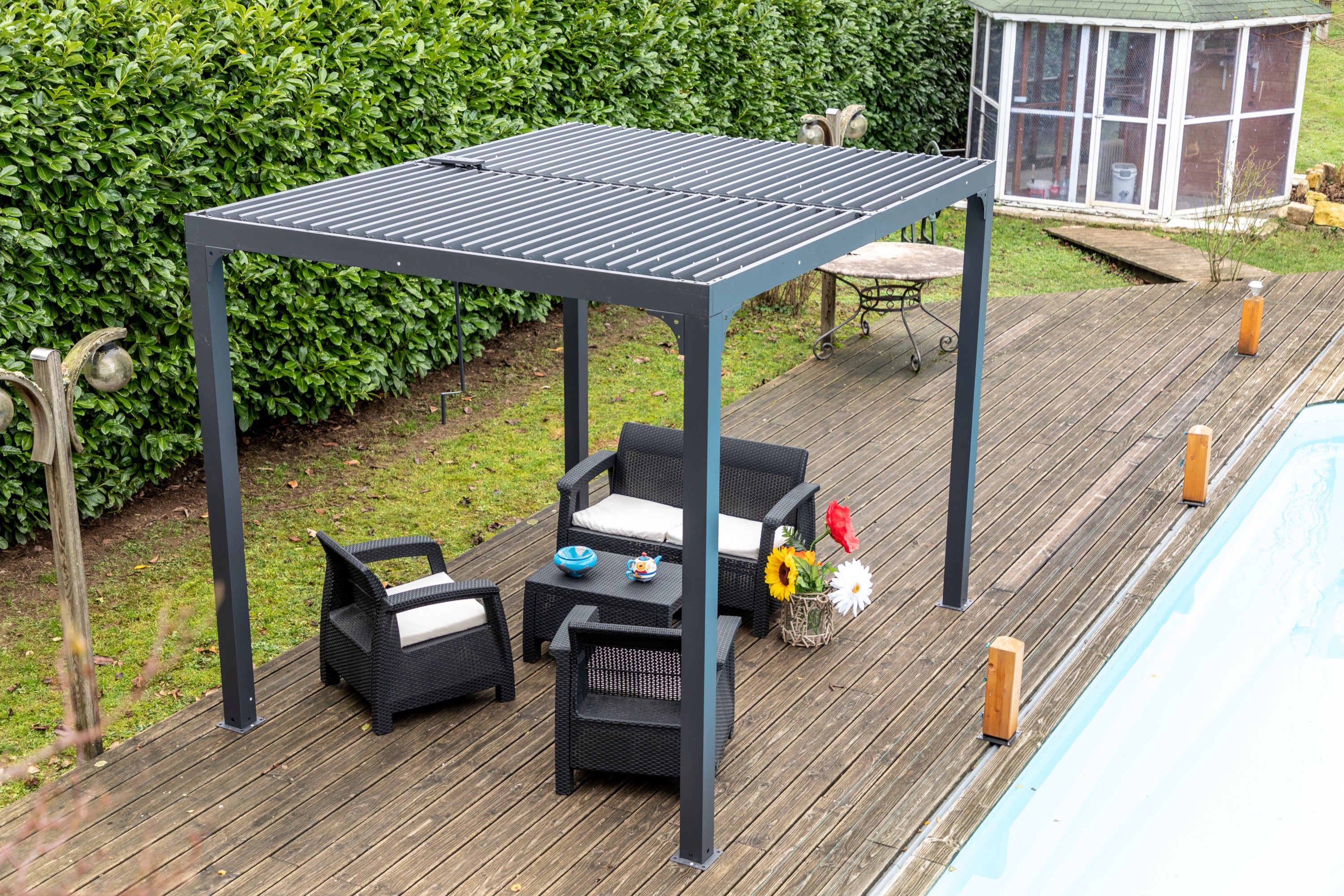 Pergola Bioclimatica In Alluminio Apertura Manuale Ripara Sole Pioggia 240x300cm - Eternal Parquet