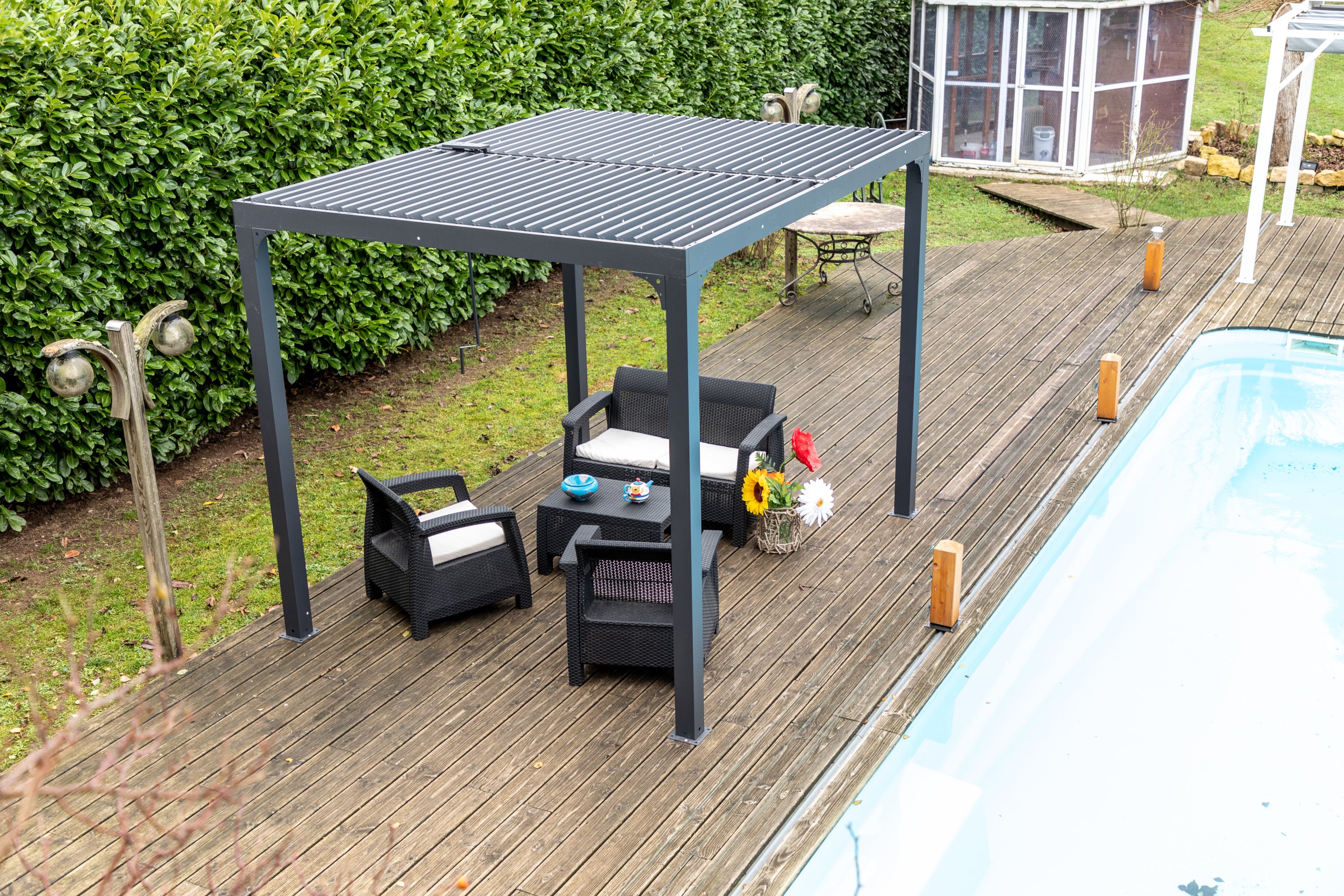 Pergola Bioclimatica In Alluminio Apertura Manuale Ripara Sole Pioggia 240x300cm - Eternal Parquet