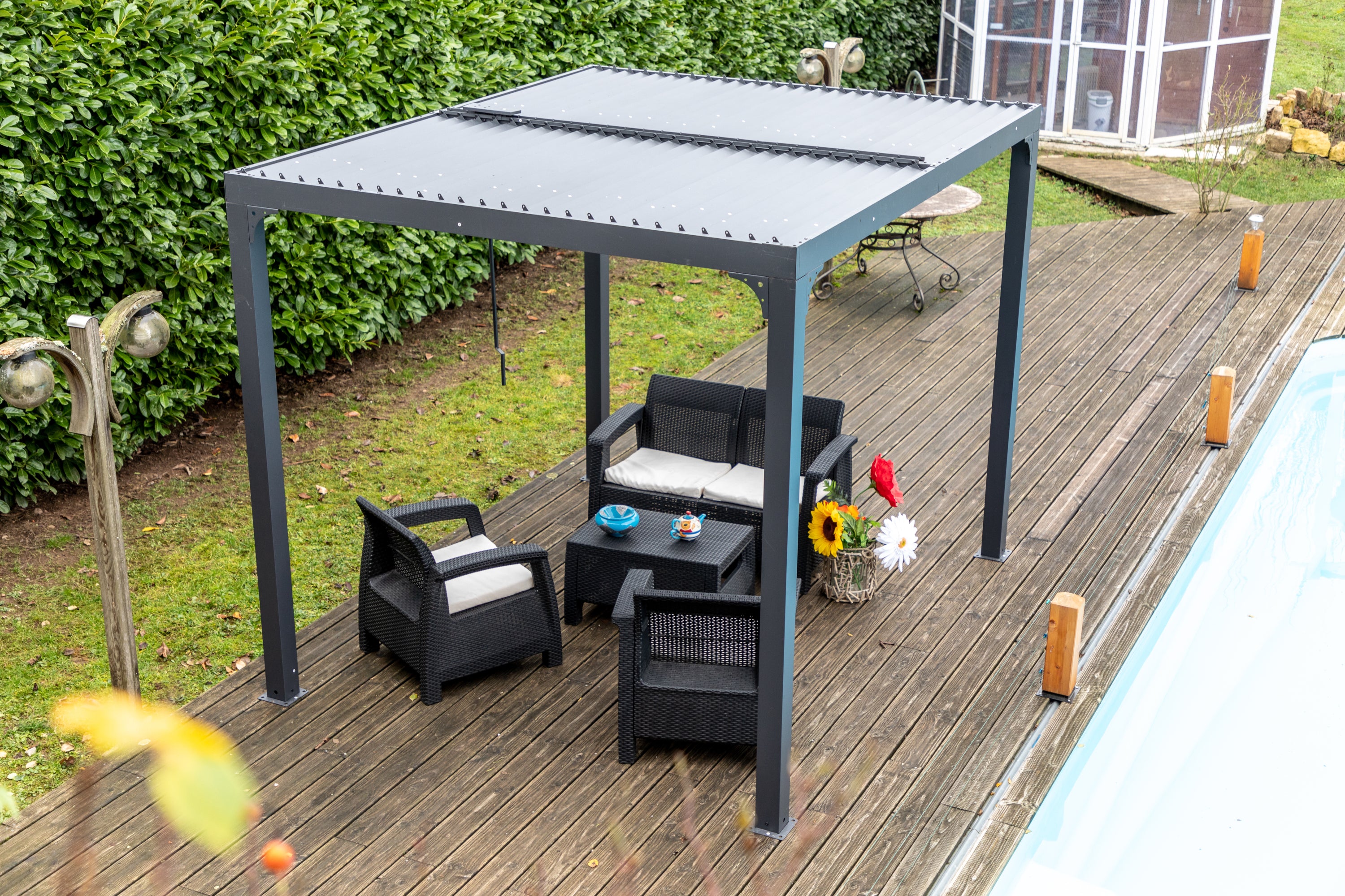 Pergola Bioclimatica In Alluminio Apertura Manuale Ripara Sole Pioggia 240x300cm - Eternal Parquet