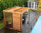Pérgola em madeira tratada termicamente com móveis de persianas venezianas no telhado e em uma parede 313x224cm