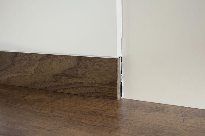 Battiscopa filo muro Profilpas in legno massiccio + sottostruttura alluminio 20ML Profilpas